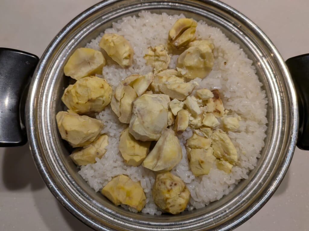 鍋いっぱいに炊き上がった栗ごはん